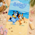 Bluey Sunny Beach strandtörölköző 70x140 cm nyári strandkellékekkel
