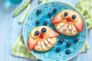 Virág és állat formájú palacsinta gyümölcsökkel díszítve – tavaszi recept gyerekekkel közös főzéshez