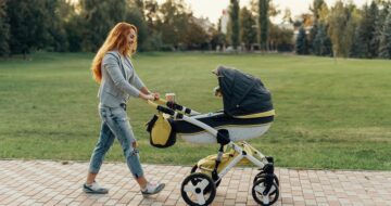 Anyuka babakocsival sétál egy parkban könnyű, bababarát útvonalon