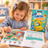 Kislány letörölhető filccel oldja meg a Minitanoda 3–4 éveseknek készült fejlesztő feladatfüzet egyik játékos feladatát, pasztell gyerekszobában.