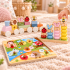 Közeli kép a Pöttöm Bogárvilág fa vonatáról, számozott Montessori tornyáról és rovaros fogantyús puzzle-jéről