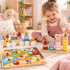 Kislány rovarmintás PolarB fajátékokkal és Eichhorn fogantyús puzzle-lel játszik pasztell gyerekszobában